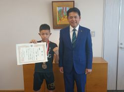 岩野田小学校6年の矢﨑健真さんが第13回全日本UJボクシング王座決定戦 小学生の部34キログラム級での優勝を報告