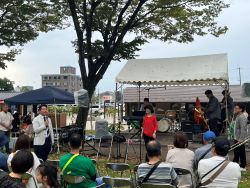 井ノ口ジャズに出席し、あいさつ(岐阜公園)