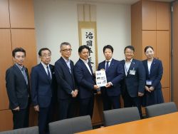 同じく、衆議院議員 加藤大博氏に提言書を提出し、意見交換(東京)