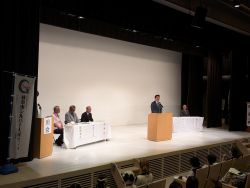 第12回シニアワークフェア開会式に出席し、あいさつ(みんなの森 ぎふメディアコスモス)