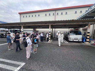 写真：体験学習（給水車による給水）