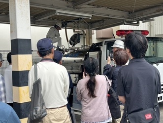 写真：給水車への補水の実演