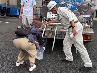 写真：給水体験のようす