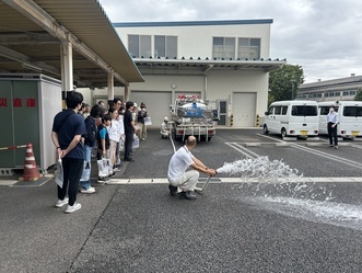 写真：加圧給水の実演