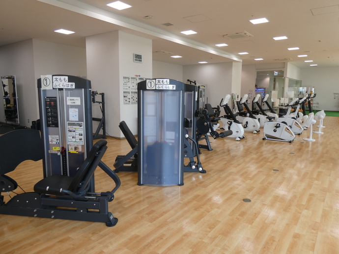 写真:トレーニングルーム’(市営)トレーニングマシン エアロバイク(ダイエット、ヘルスアップ、悩み、サポート)
