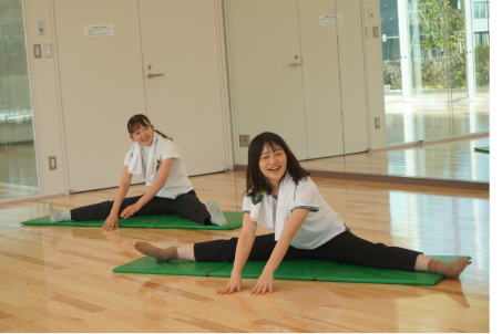 写真:フィットネススタジオ(きれい)でストレッチをする人(250円で使えるジム、岐阜ジム、運動不足解消)