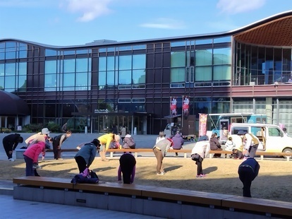 メディアコスモス前でストレッチ