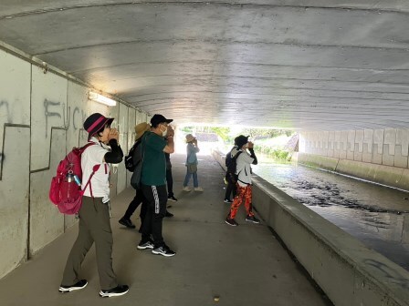 ガード下で「ヤッホ！」