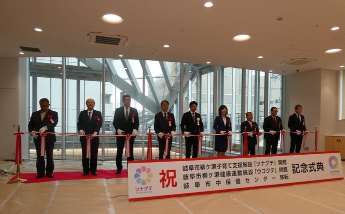 テープカットの様子