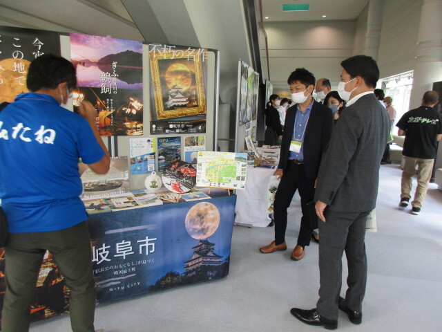 岐阜市のチラシ設置ブースでの説明の様子