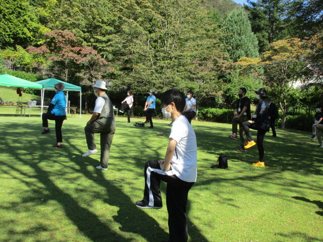 ウオーキング前のストレッチの様子