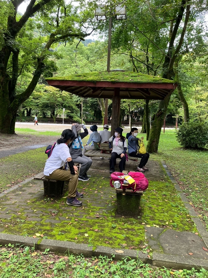 屋外でベンチに座って休憩している様子