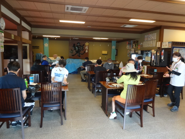 屋内で参加者が血圧を測っている様子