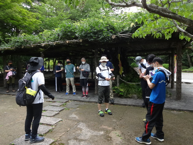 参加者が立ち止まって心拍数を計測のうえ、記録用紙に記入している様子