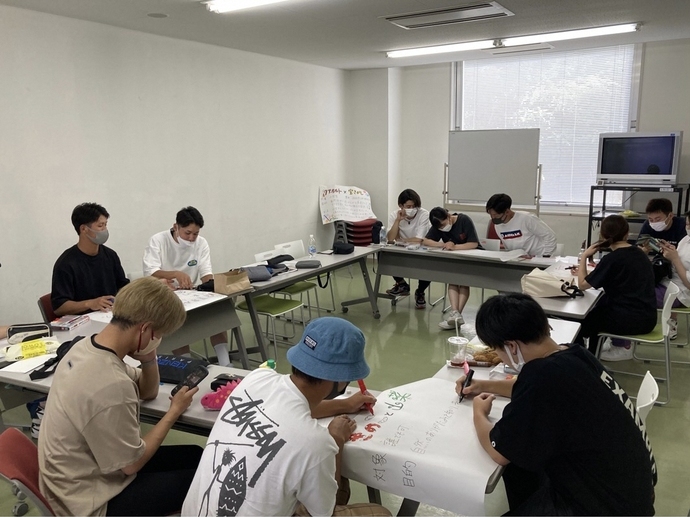 学生が2、3人のグループに分かれて話し合っている様子