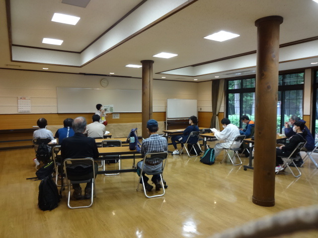 屋内で参加者が説明を受けている様子