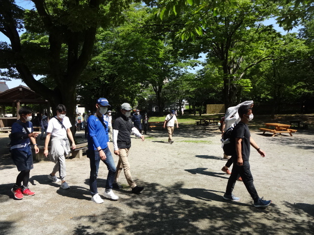 参加者がクアオルト健康ウオーキングに取り組んでいる様子