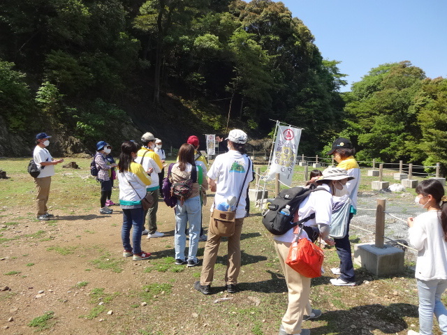 参加者が自分の脈拍を測っている様子