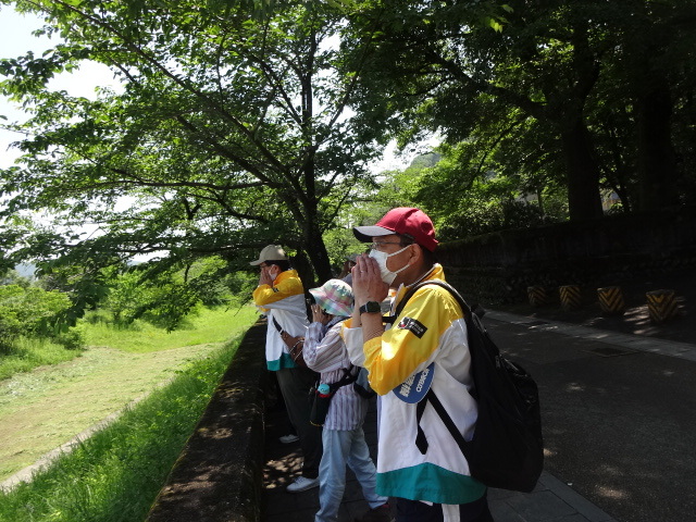 川に向かって大きく声を出している様子