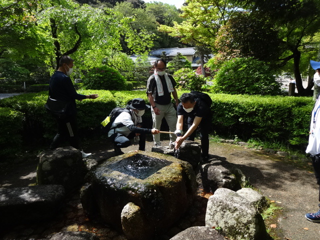 参加者が水に触れている