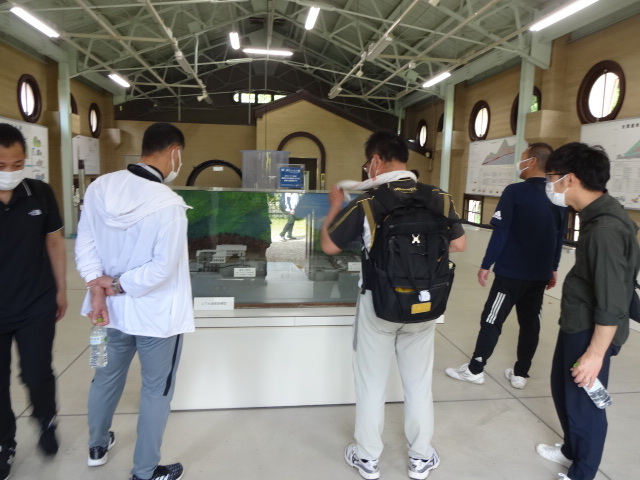 参加者が展示を見ている様子