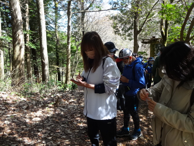 参加者が心拍数などメモに記入している