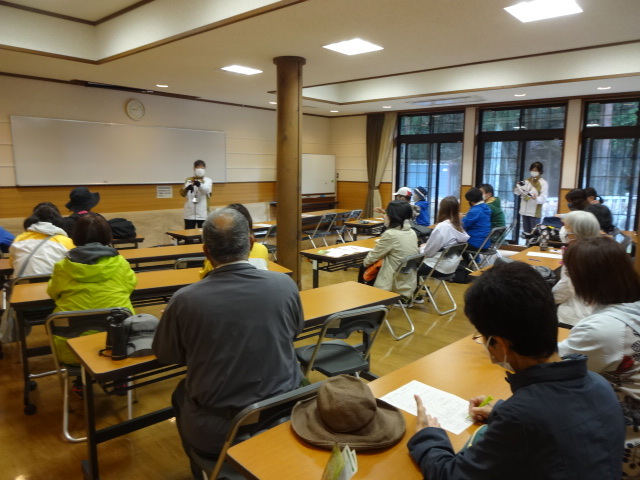 屋内で参加者が実践指導者の説明を受けている