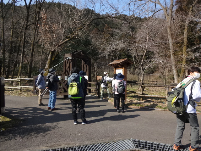 看板の前に参加者が集まって実践指導者の話を聞いている