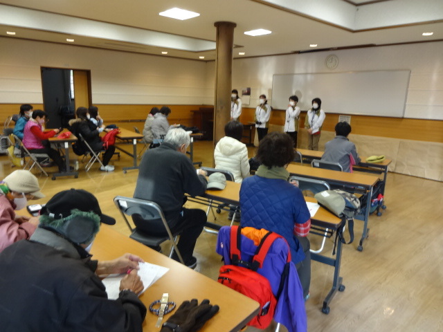 4人の実践指導員が参加者の前で自己紹介をしている