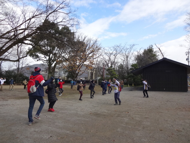 広場で体操をしている