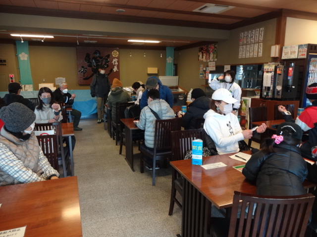 参加者がウオーキング前に血圧を測っている