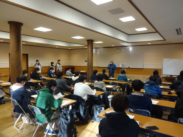 建物内で参加者が説明を受けている