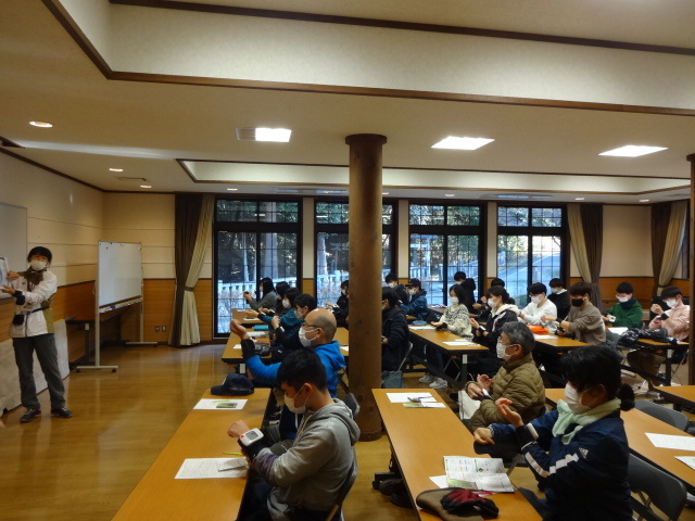 参加者が血圧計で血圧を測定している