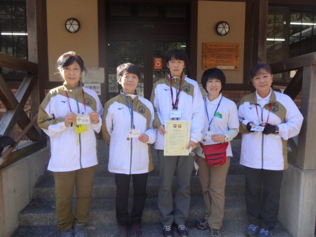 5人の女性が写っている