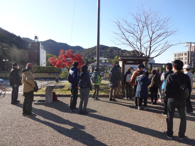 看板の前でウオーキングについて説明している
