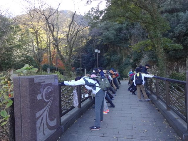 橋の欄干に手をついて足を伸ばしている