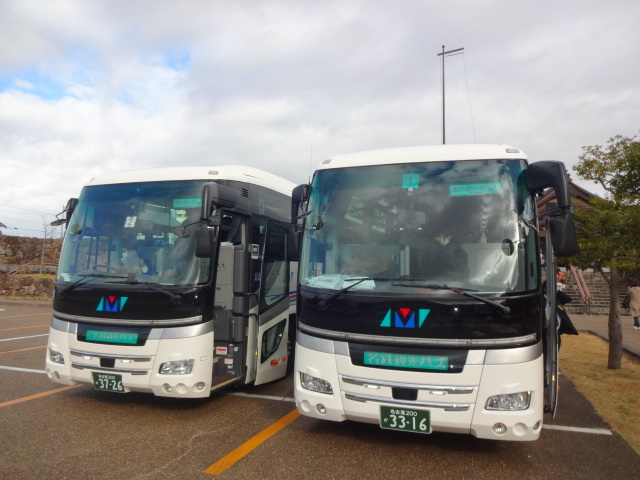 バスが2台並んでいる