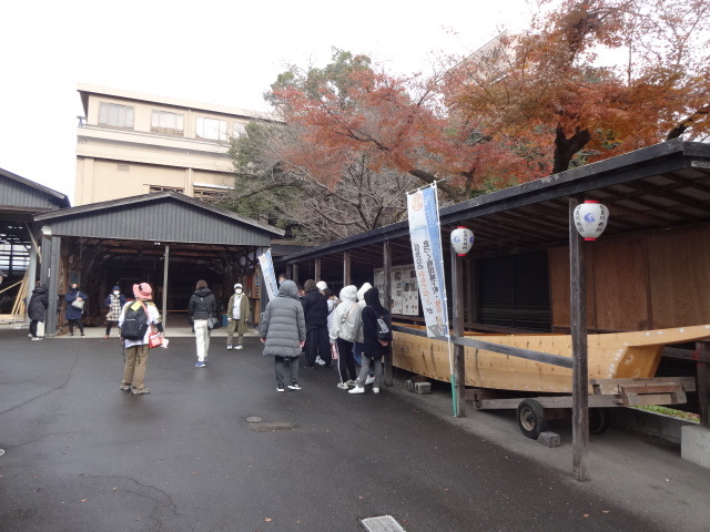 紅葉の下で船を見ている