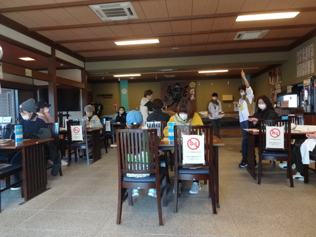 建物内で受付をしている