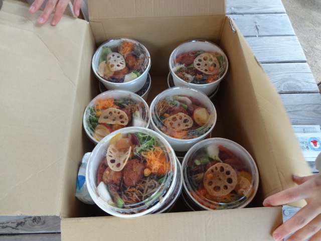 お弁当が段ボールに入っている