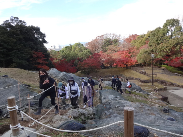 紅葉を背景に歩いている