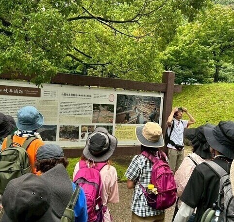 居館前
